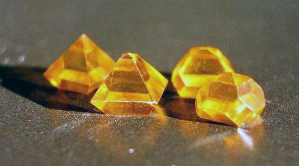 Что такое искусственные алмазы и в чем их отличие от настоящих?