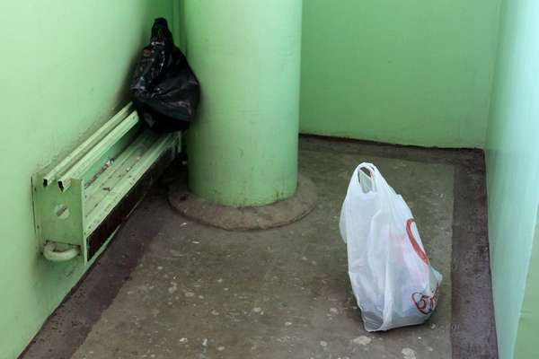 С проблемой мусорных мешков в местах общего пользования МКД жители сталкиваются ежедневно. 