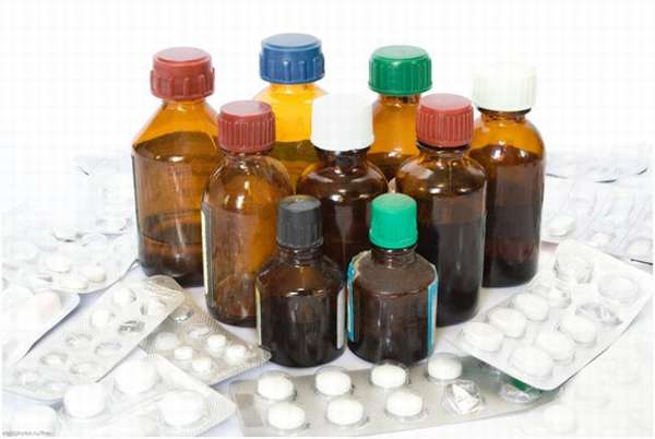 лекарства в баночках и таблетки
