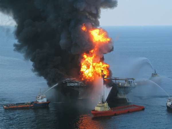 Взрыв нефтяной платформы
