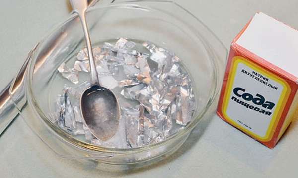 Можно ли чистить серебро содой и фольгой и как правильно это делать: пошаговая инструкция с рецептами растворов