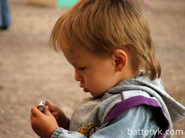 Ребенок с батарейкой