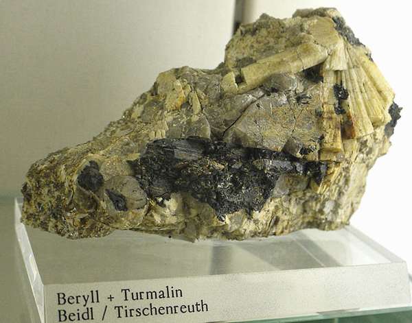 Камень берилл — скромный по природе и такой разный в своих проявлениях