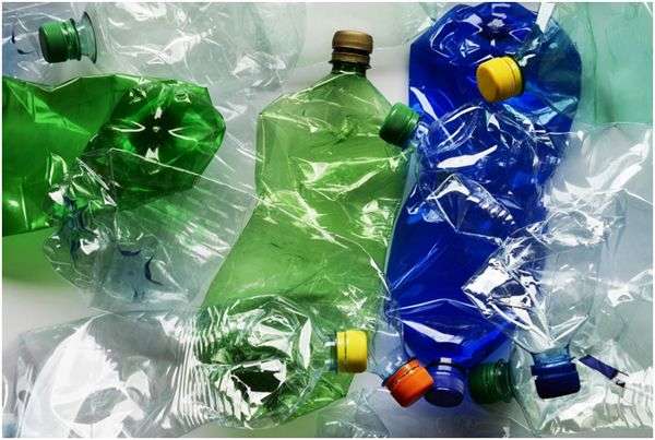 спущенные пластиковые бутылки