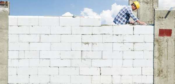 Возведение стены с применением строительных блоков