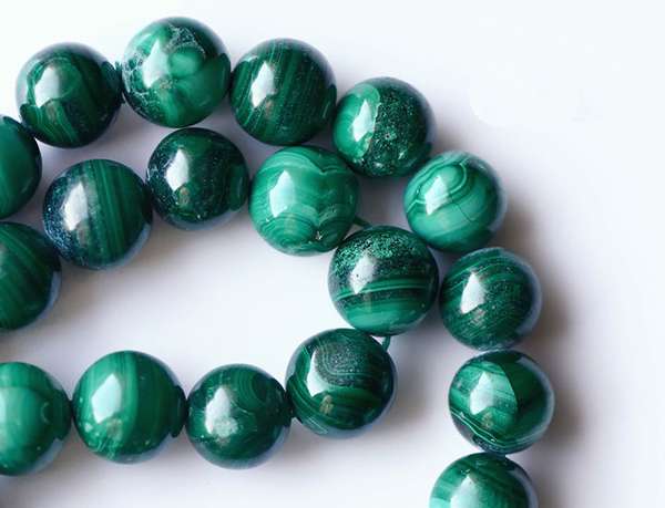 Камень малахит: зеленая сказка с поразительными свойствами