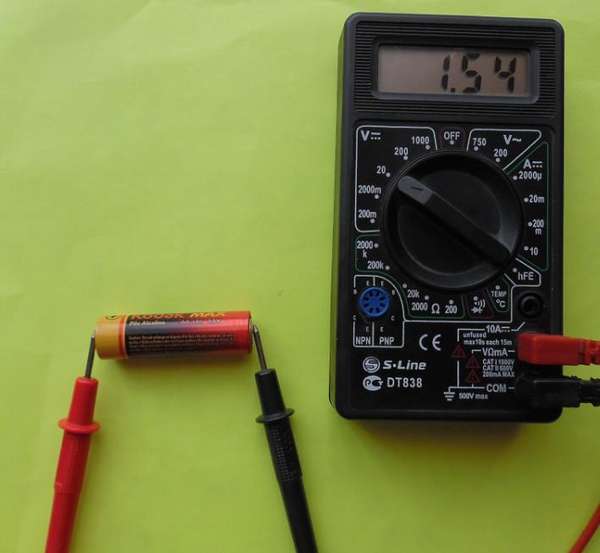 Как вольтметром проверить батарейку